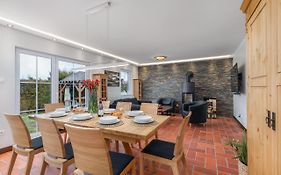 Cozy House 3 Bedrooms & Fireplace, Family With Dogs Welcome